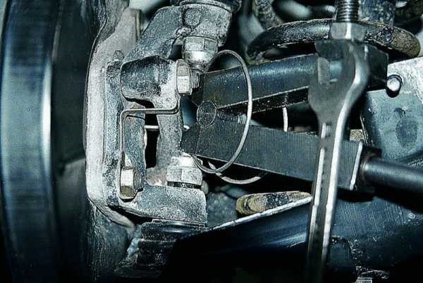 How to remove the car front suspension arm
